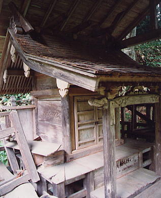 本社境内地内の八幡神社の写真