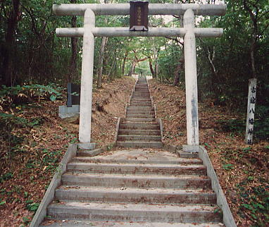 参道から望む鳥居と古舘八幡神社の写真