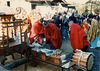 少名彦神社で献膳を受ける本社配志和神社の神輿の写真