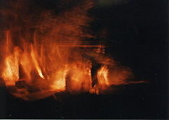 「御室焼き」で燃え盛る産屋の写真